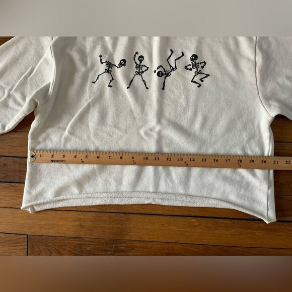 Small White Uncharted Threads/Paper store Cropped Sweatshirt Dancing Skeletons - Picture 8 of 10